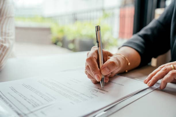 Assinatura de contrato em atendimento jurídico